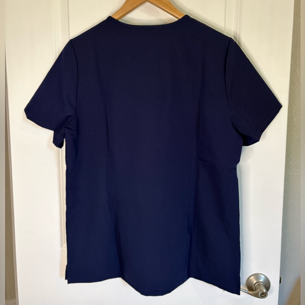 FIGS Casma Three-Pocket Scrub Top in Navy Blue Size Large NWT - Picture 9 of 11